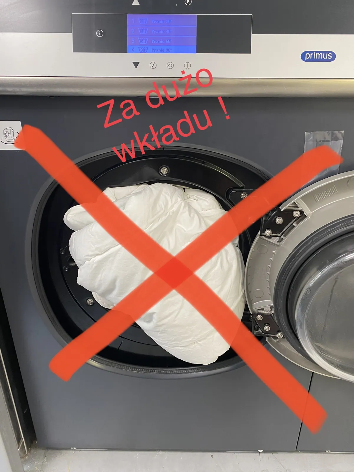 Przepełniony bęben pralki 